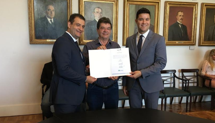 Rio Bonito - Prefeito Gaúcho conquista R$ 250 mil para recape com apoio do secretário Guto Silva e deputado Alexandre Amaro