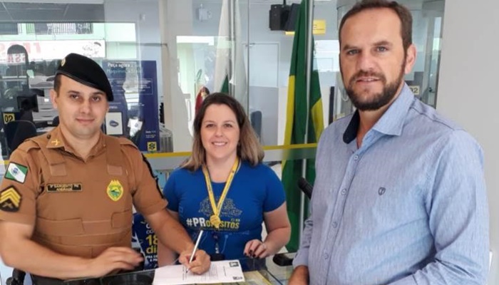 Nova Laranjeiras - Banco do Brasil e Conselho de Segurança fazem doação de Pneus para a Viatura da PM