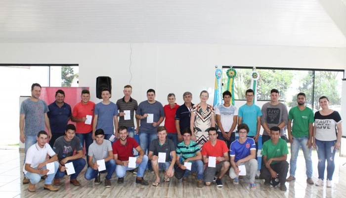 Porto Barreiro - Jovens Prestam Juramento a Bandeira Nacional e Recebem CDI