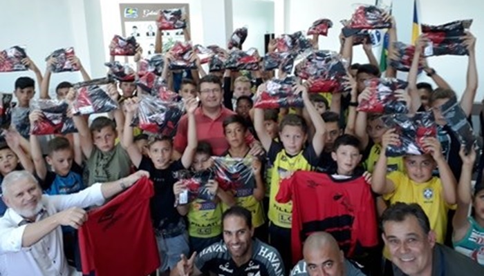 Guaraniaçu - Atletas da ONG “Quem Acredita Joga Junto” recebem Kits de Materiais esportivos do Clube Atlético Paranaense