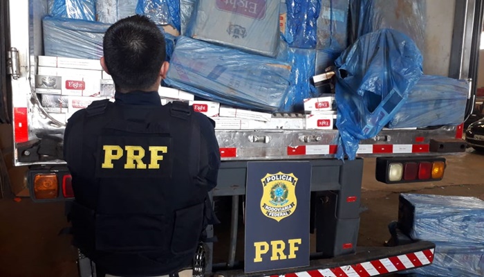PRF e Polícia Civil apreendem carreta com 600 mil carteiras de cigarros