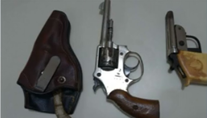 Participante de retiro religioso entrega duas armas durante oração