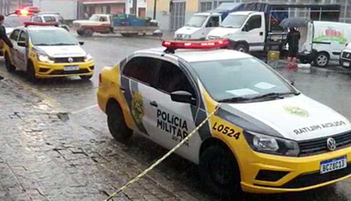 Homem que passou a noite dormindo na chuva é encontrado morto no Centro