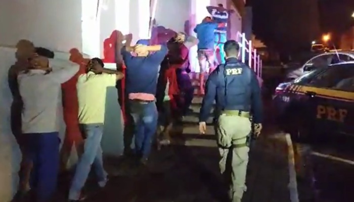Cantagalo - Durante incêndio, PRF prende oito envolvidos em saque de carga de cerveja