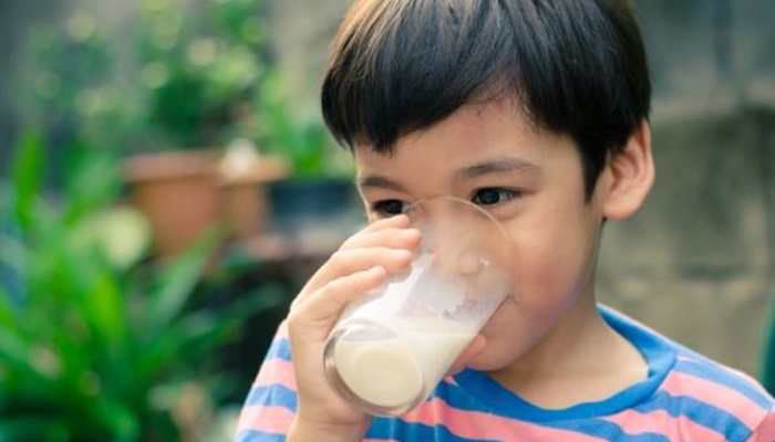 Crianças devem beber apenas leite e água até os 5 anos