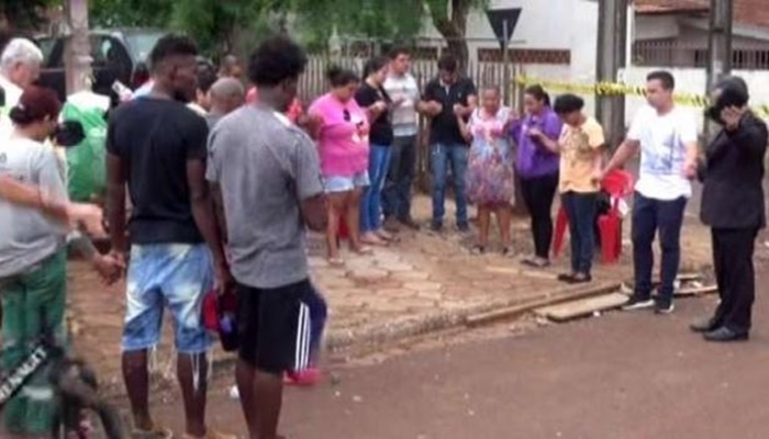 Família de adolescentes reféns em Cafelândia realizam oração