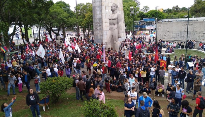 Professores ocupam praça do governo para protestar contra reforma; greve continua