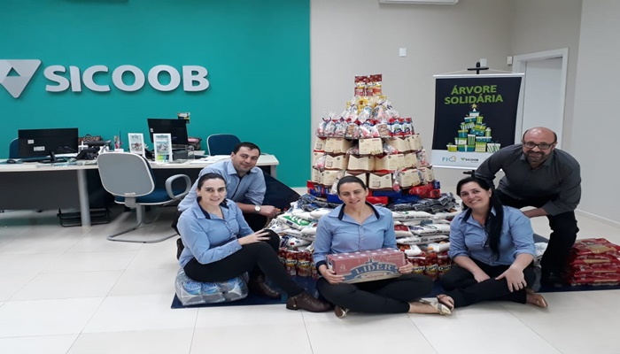 Guaraniaçu - Sicoob faz arrecadações de donativos na ‘Arvore de Natal Solidária’