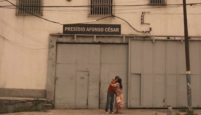 'Amor de Mãe': Sandro sai da cadeia e mente para Lurdes