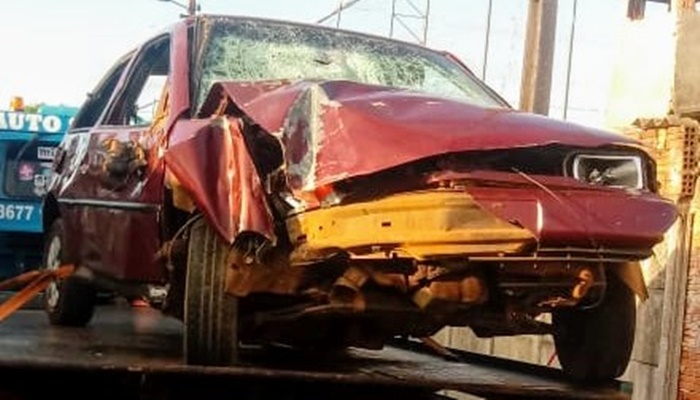 Pinhão - Após discussão motorista colide veículo contra poste
