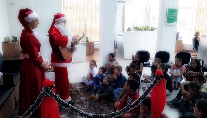 Guaraniaçu - Sicredi faz apresentações natalinas para as crianças