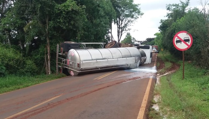 Quedas - Caminhão do transporte de leite tomba na PR 473