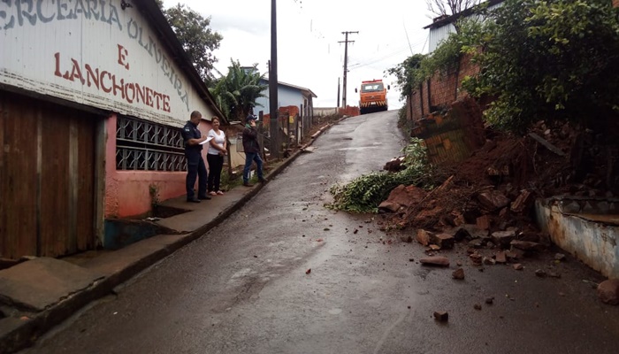 Guaraniaçu - Defesa Civil atende ocorrência de deslizamento no Bairro J. Cidade Alta
