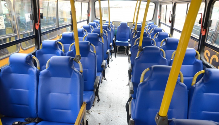 Pinhão - Prefeitura reforma bancos de ônibus de transporte escolar