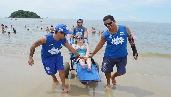 Praias do Paraná têm cadeiras anfíbias gratuitas para pessoas com dificuldades de locomoção