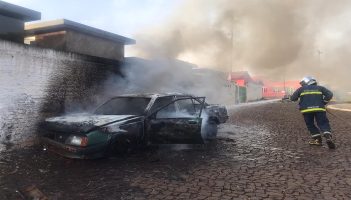 Laranjeiras - Veículo pego fogo após colidir contra muro de cemitério