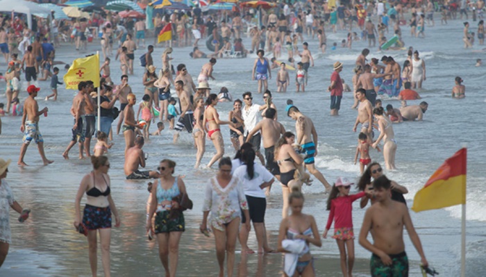 Início de temporada com praias lotadas anima comerciantes do Litoral do Paraná