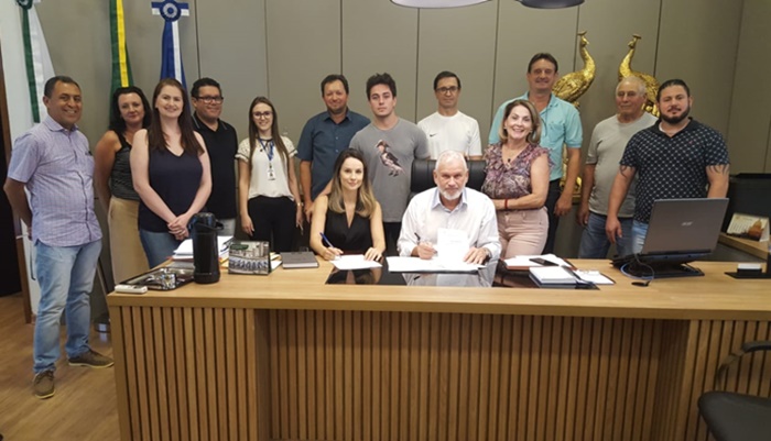 Guaraniaçu - Osmário Portela assina comodato de novo barracão para empresa