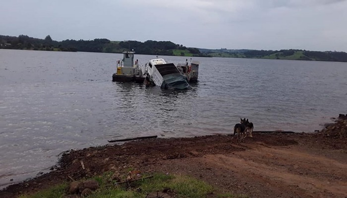 Três Barras - Caminhão carregado com feijão cai de balsa que liga Nova Prata do Iguaçu à Três Barras 