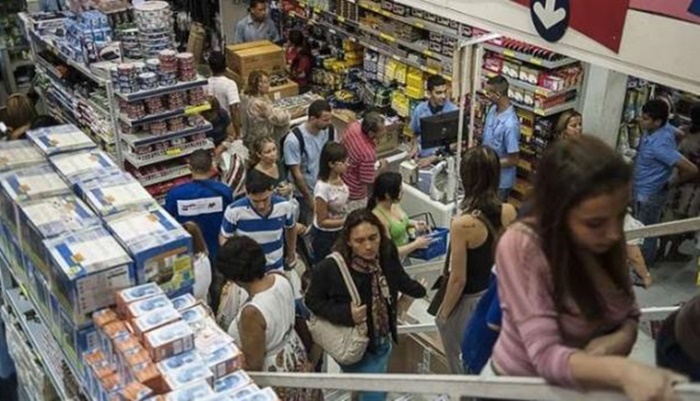 Consumidor espera saldões para comprar com desconto produtos caros