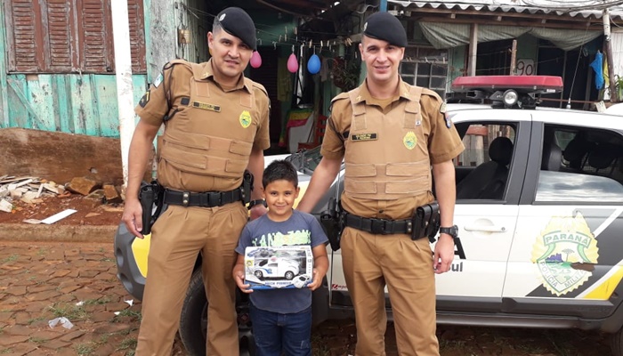Laranjeiras - Polícia Militar presenteia garoto de 6 anos