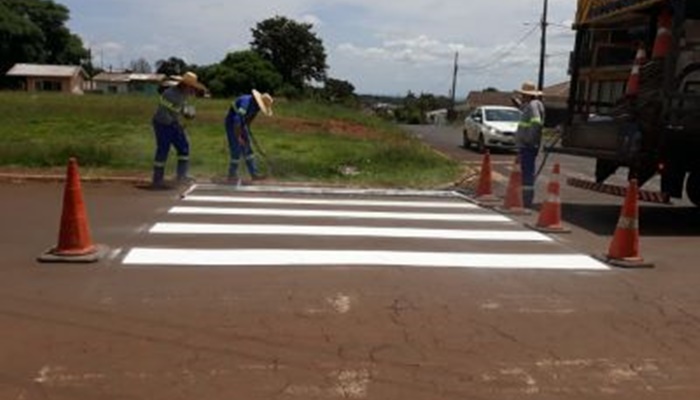 Candói - Administração municipal realiza pintura de faixas de pedestres