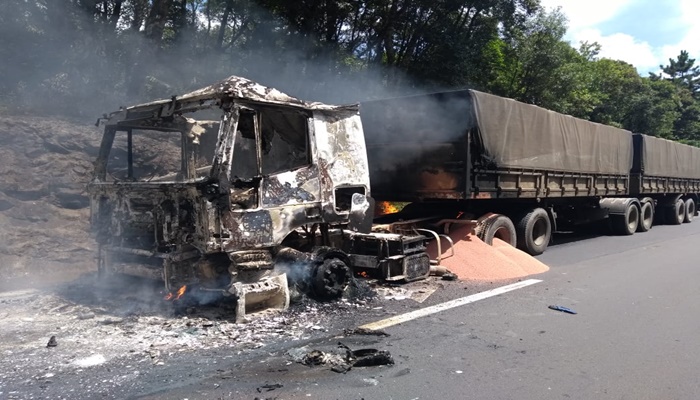 Caminhão pega fogo na Serra da Esperança em Guarapuava