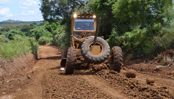 Pinhão - Prefeitura segue realizando melhorias nas estradas rurais