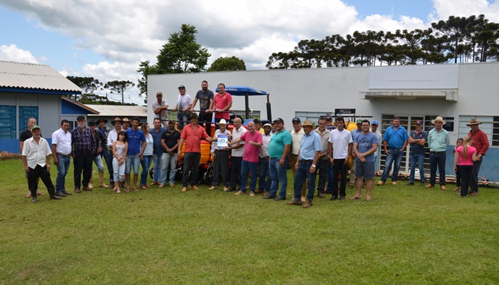 Pinhão - Administração Municipal entrega novos implementos agrícolas para a comunidade de São Roque