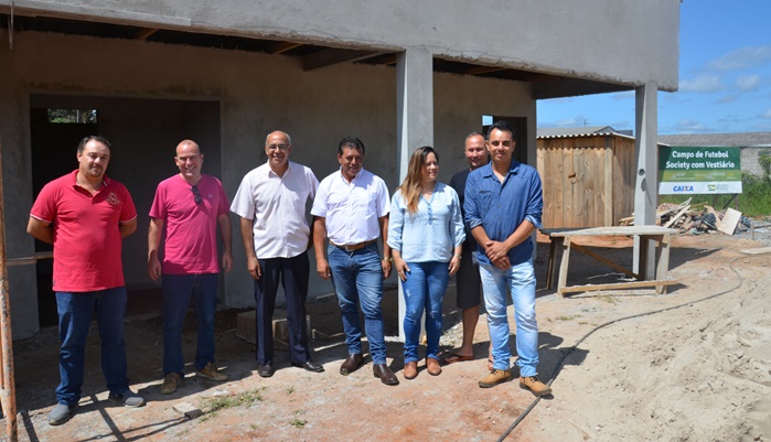 Pinhão - Prefeito e Assessor do deputado Aliel Machado visitam obras do terceiro campo público com grama sintética do município
