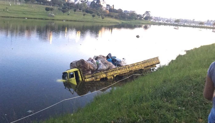 Caminhão fica sem freios e cai dentro do Lago em Guarapuava