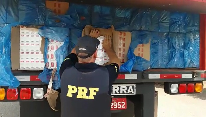 PRF apreende duas carretas com 650 mil carteiras de cigarro em Campo Mourão 