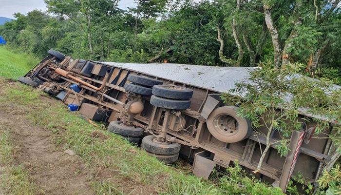 Caminhão tomba próximo a Serra da Esperança e três pessoas são presas suspeitas de saquear a carga