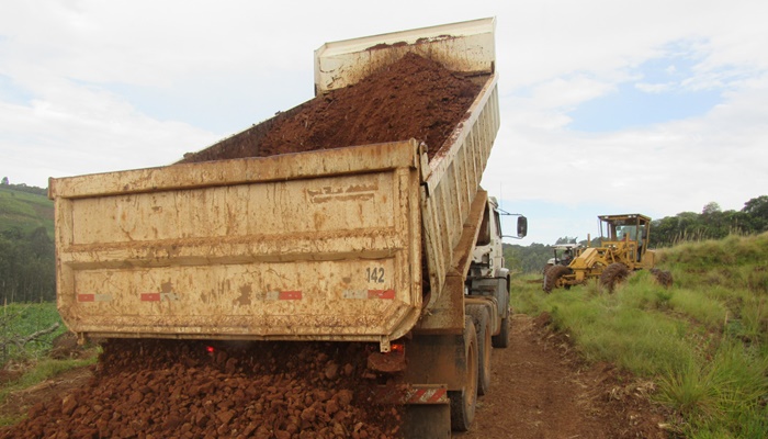Pinhão - Prefeitura realiza manutenção de estradas rurais na região do Guarapuavinha
