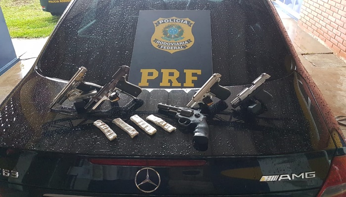 Virmond - PRF realiza apreensão de armas de fogo transportadas em veiculo de luxo