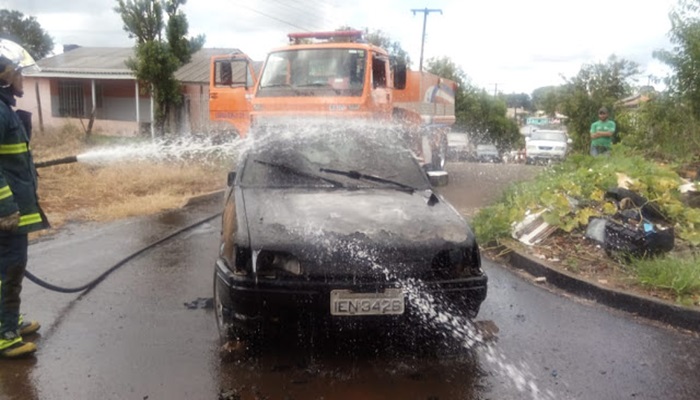 Laranjeiras - Bombeiros combatem incêndio em automóvel