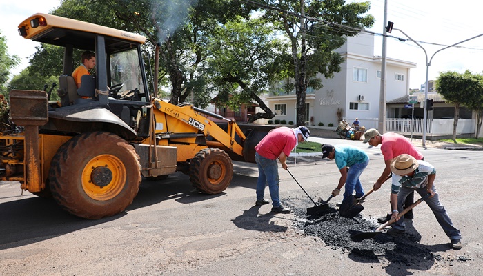 Laranjeiras - Prefeitura realiza operação tapa-buraco em vias públicas