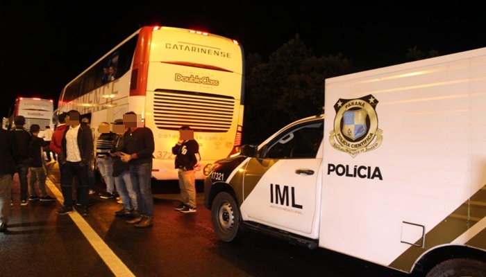 Passageiro de ônibus saca arma e três assaltantes em rodovia na Região Metropolitana 