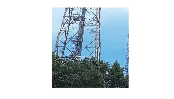 Laranjeiras - Bombeiros salvam rapaz que tenta se jogar de torre