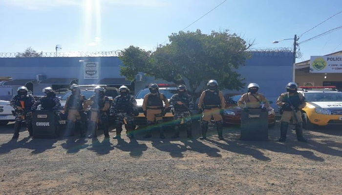 Pinhão - Policiais realizam operação bate grade na cadeia pública
