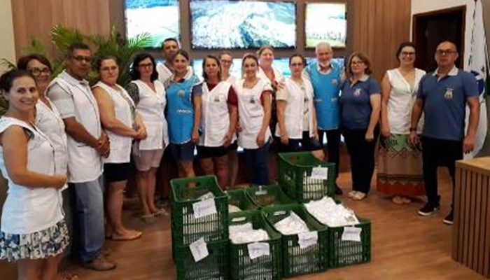Guaraniaçu - Educação distribui “Jalecos” aos Professores, Auxiliares de Serviços Gerais e as Cozinheiras da rede Municipal de Ensino