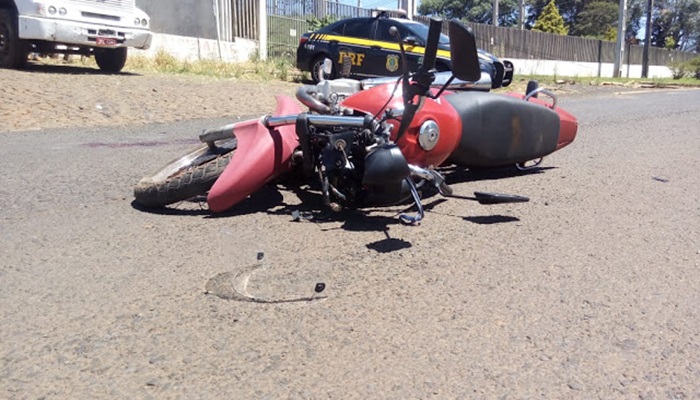 Laranjeiras - Colisão entre moto e caminhão deixa motociclista gravemente ferido