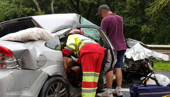 Nova Laranjeiras - Ecocataratas atende violenta colisão entre carreta e automóvel na BR 277