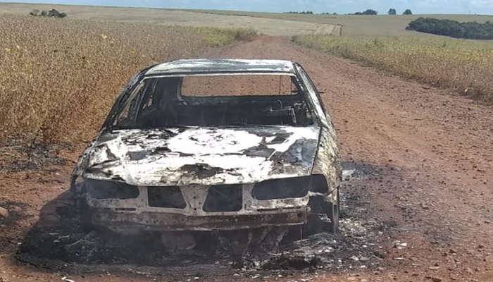 Ibema - Veículo é destruído por incêndio em estrada rural