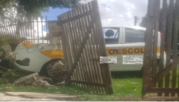 Laranjeiras - Veículo de autoescola bate em muro e causa danos