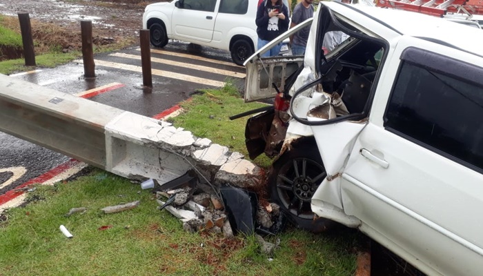 Palmital - Motorista perde controle de veículo e arranca poste em colisão 