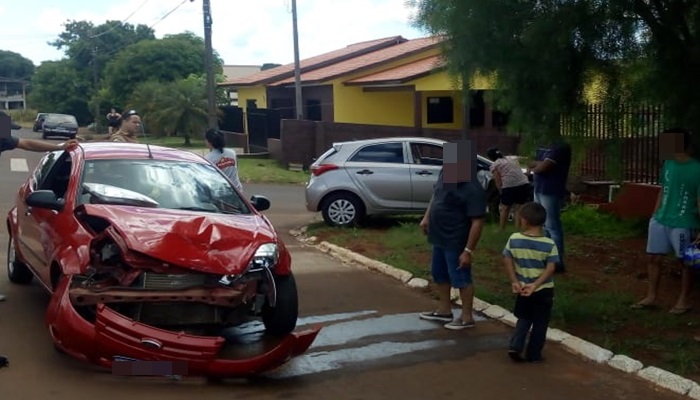 Catanduvas - Veículos se envolvem em acidente no perímetro urbano 