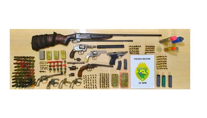 Pinhão - Polícia Militar apreende arsenal de armas e munições em casa de ‘armeiro’