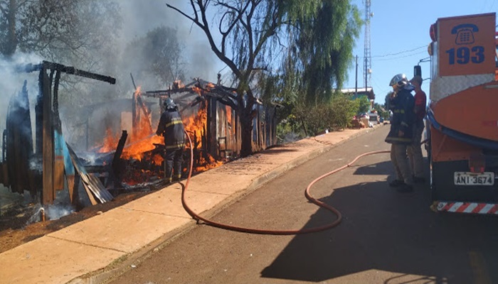 Laranjeiras - Casas são destruídas por incêndio neste sábado