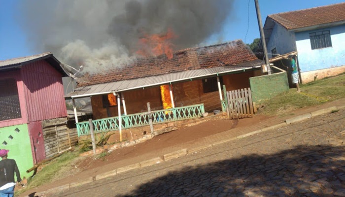 Cantagalo - Casa é destruída por incêndio na Vila Mariana